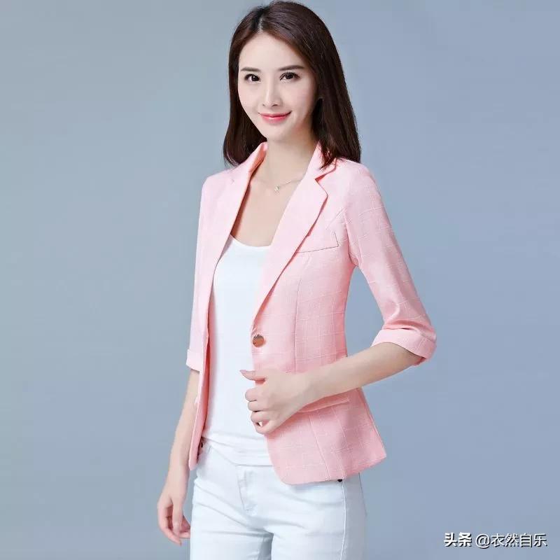 40-50岁减龄穿搭粉色小西装,40岁女人中款小西装如何搭配