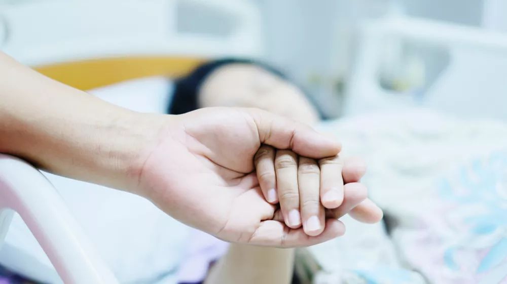 年轻女孩被捅7刀:我拼尽全力救她,3年后知道事情真相