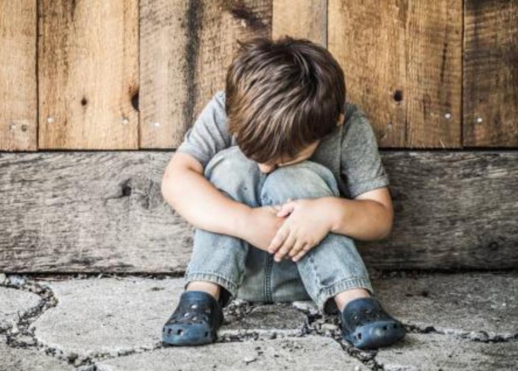 孩子被欺负时却不敢还手，如此怂娃，父母要承担很大责任