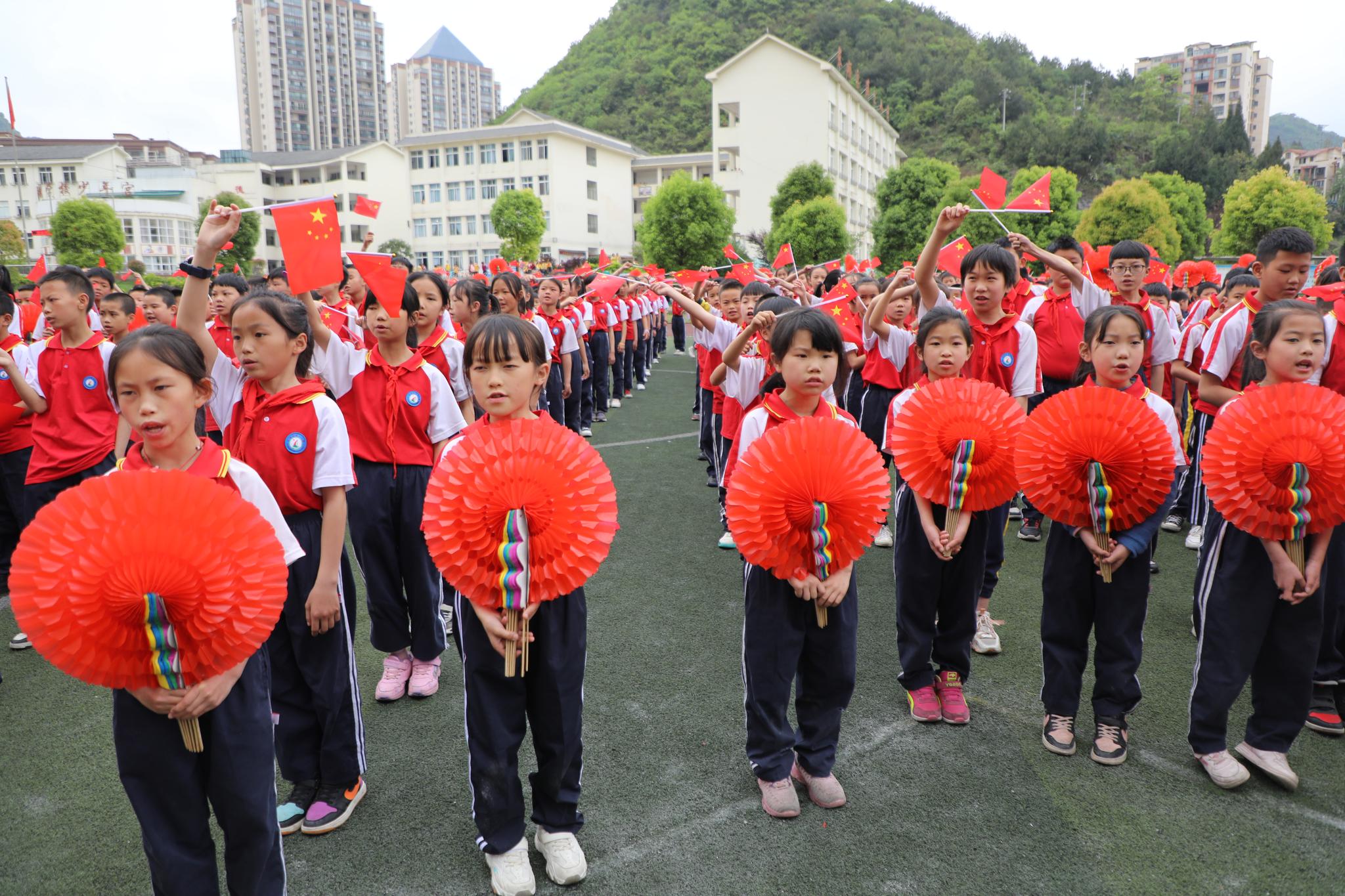 小学生庆祝建党100周年集体照,小学生庆祝建党100周年文艺活动
