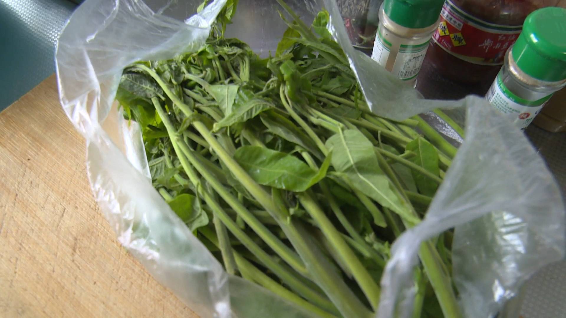 空腹吃一盘香椿炒鸡蛋会中毒吗,香椿炒蛋在什么情况下会食物中毒