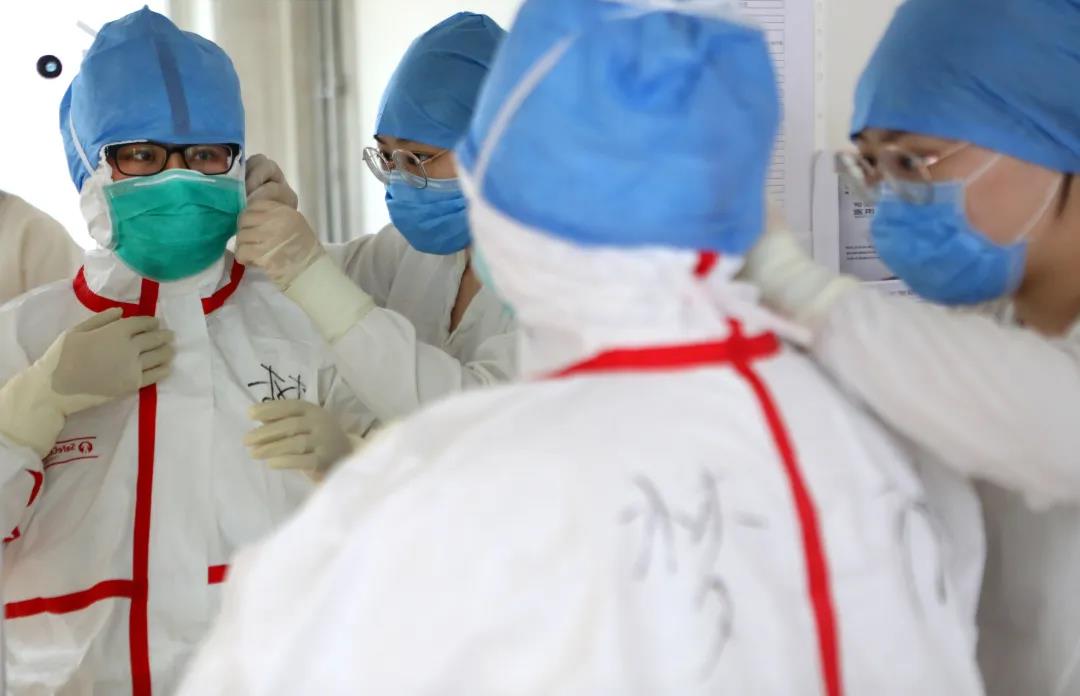 市新冠定点救治医院,探访新冠重症救治一线人员