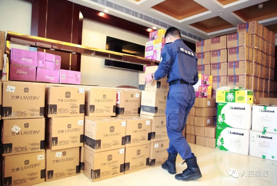 为防控疫情某工厂紧急生产消毒液,抗疫物资洗手液