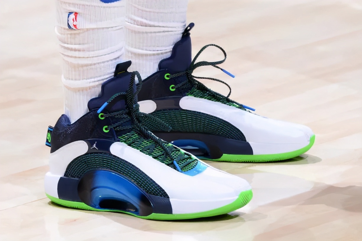 詹姆斯上脚安踏,nba球星上脚的安踏