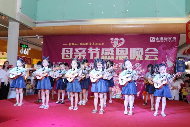 民众多种方式庆祝母亲节,母亲节高州