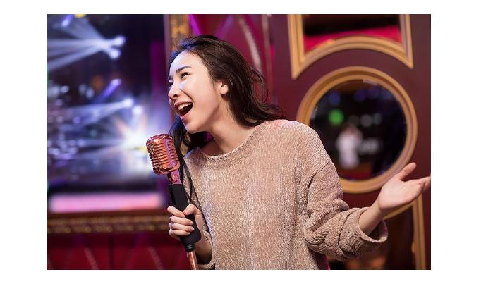 大妈ktv收银,大妈在ktv当服务员