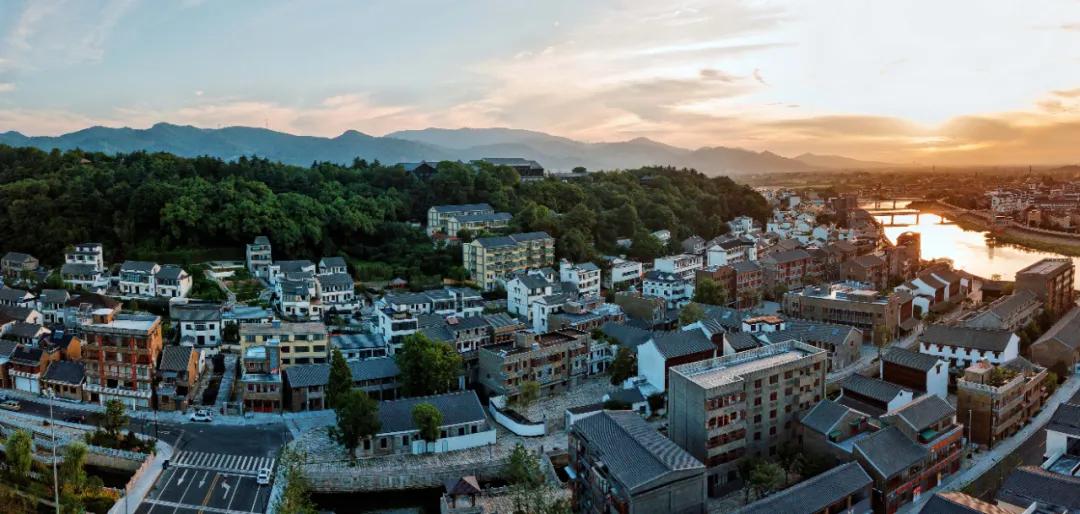 免摊位费免保证金免服务费...瓶窑老街喊你一起“全民练摊”！摆摊摆得好，100万资金和10间商铺，奖给你！