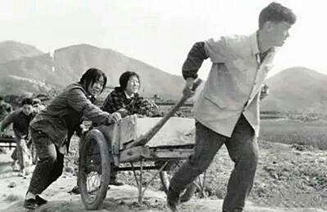 重庆29岁小伙娶53岁老妻,19岁女知青下乡嫁给农村小伙子