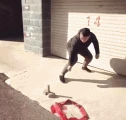 回家的路上看到这么多钱，背包都装不下啊，现在该怎么办