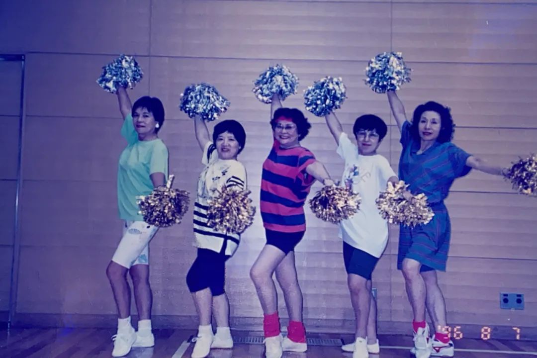 89岁后空翻，日本银发啦啦队的“不老年生活”