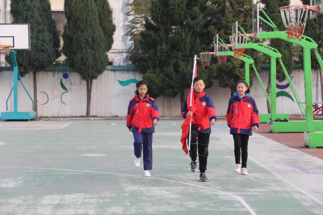 与足球相伴,与快乐同行与快乐相伴