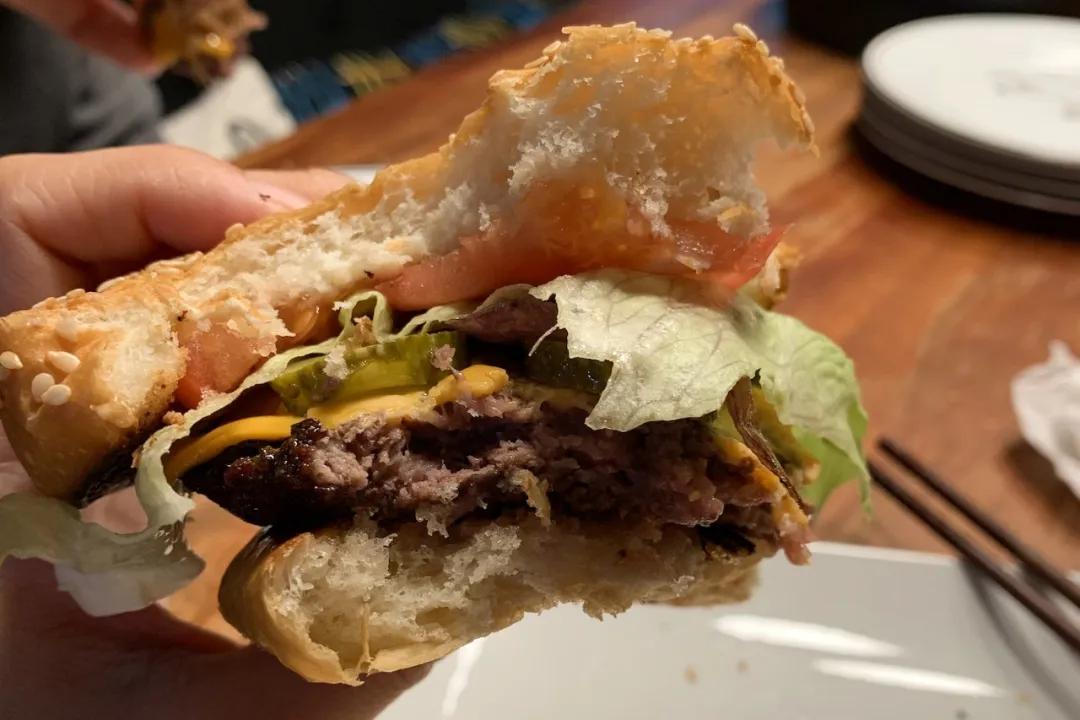 两个小孩给妈妈做大餐,两个女孩给爸妈做饭