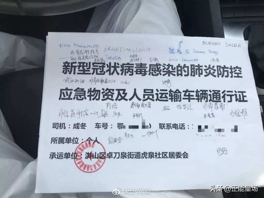 外卖小哥默默逆行,送餐小哥逆行