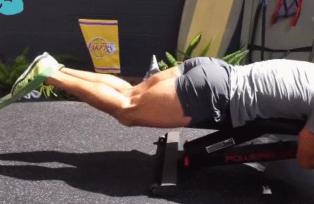 股四头肌：“我也不想这么凸出，谁让臀大肌和腘绳肌不争气呢！”