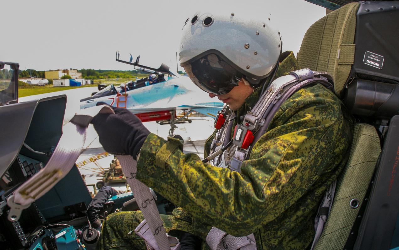 俄罗斯新式飞行员防护装具,俄罗斯新式迷彩飞行服