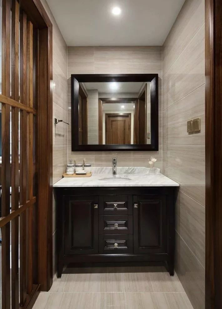 入户门正对卫生间门挂珠帘有用吗,入户门正对卫生间门怎么挂葫芦