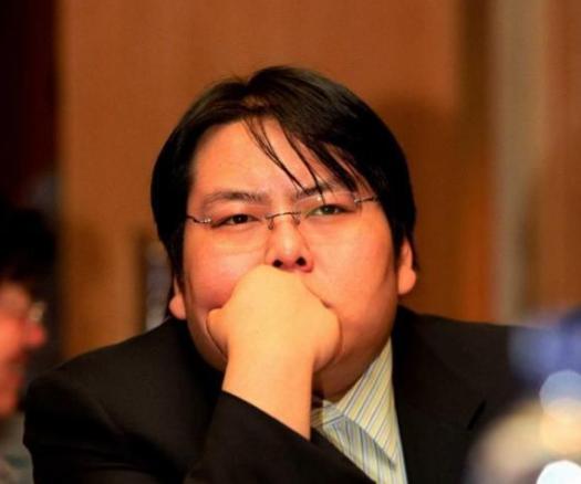 曾身价百亿高调迎娶女星，离婚甩手三亿给前妻，现负债累累成老赖