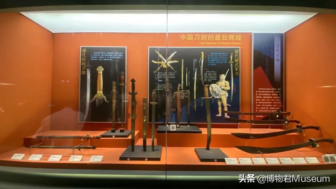 物开一刃为“刀”，两面*刃开**为“剑”，双刀相交为“剪”