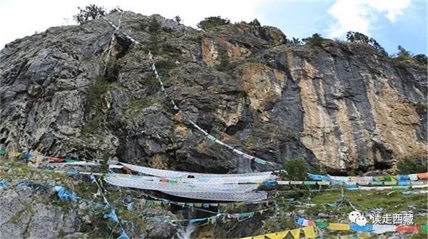 走青藏线翻越唐古拉山来到拉萨,西藏工布江达县的山脉