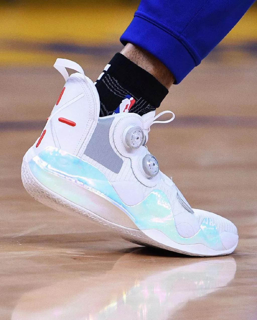 圣诞大战湖人上脚球鞋,圣诞大战詹姆斯盖帽塔图姆