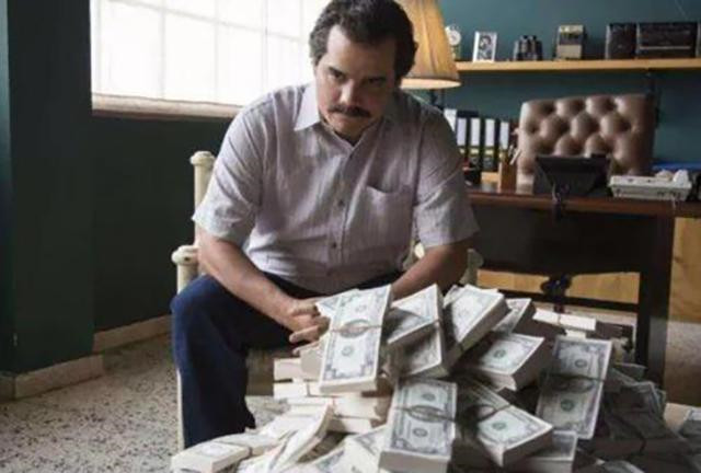 男子25万买无限次飞机票,男子花25万买终身机票