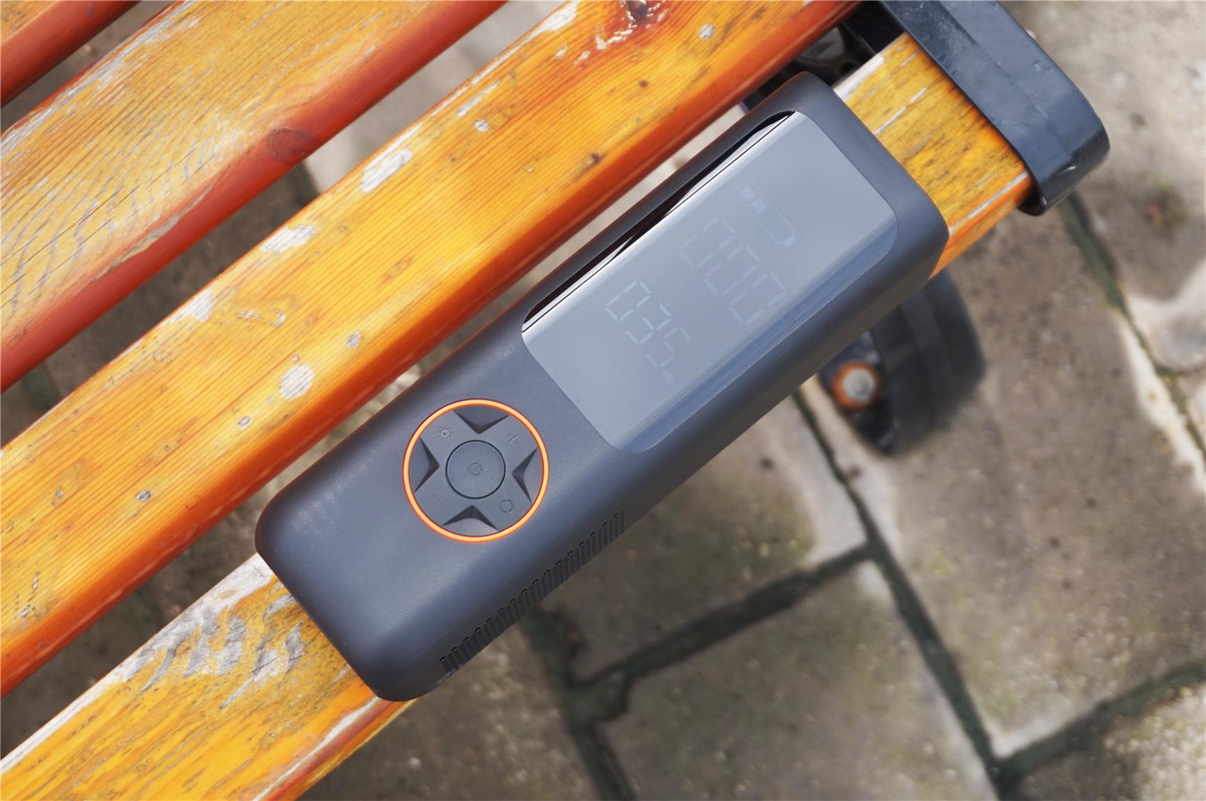 骑车出行就不怕路上爆胎了,开车遇到胎压不足