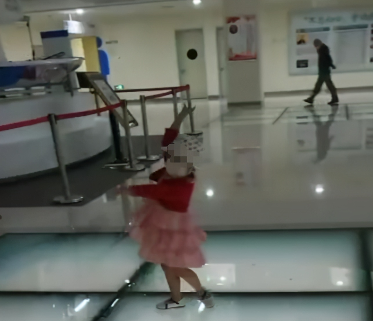 白血病小女孩在医院跳舞,白血病小朋友在医院