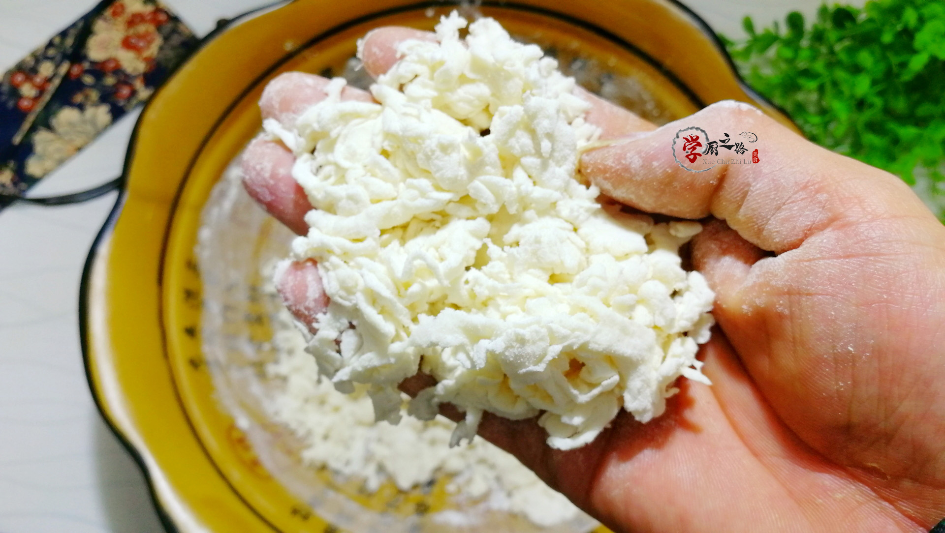 凉皮裂开不起大泡怎么回事,凉皮发硬断裂