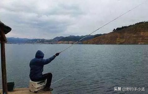 阴雨天钓鱼抛竿技巧图解,野钓大风天怎么抛竿快呢