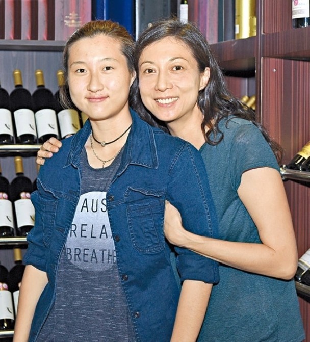 成龙儿子房祖名近况曝光，抽雪茄开豪车，下半年已有全新演艺计划