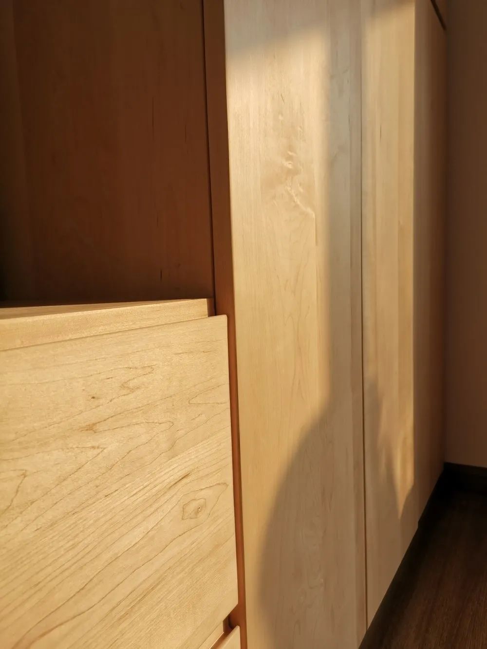 北美硬枫木家具贵吗,温柔家具轻奢岩板