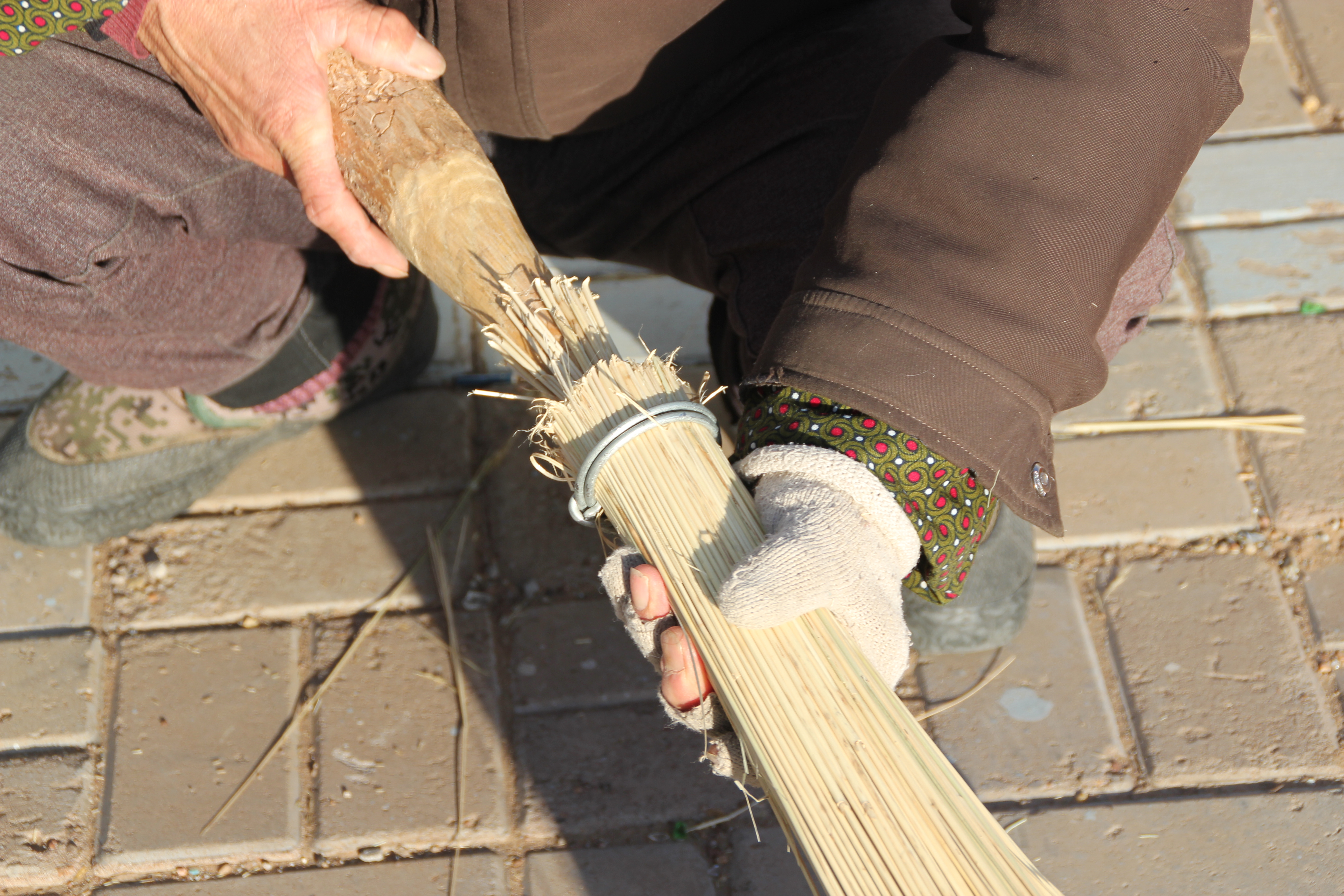 农村传统手艺扎扫把,种扫帚技术