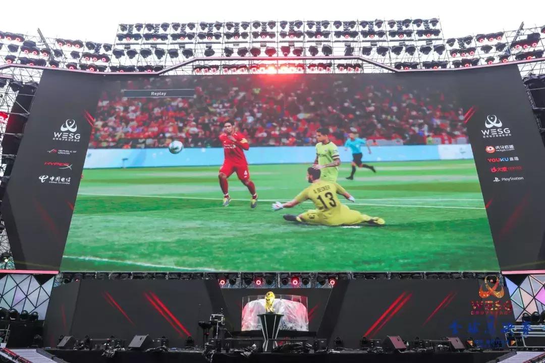 在电脑踢足球的中年男人成为全国冠军,世界赛上却惨败而归