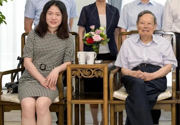 杨振宁真的让翁帆改嫁吗,嫁给杨振宁前翁帆经历了什么
