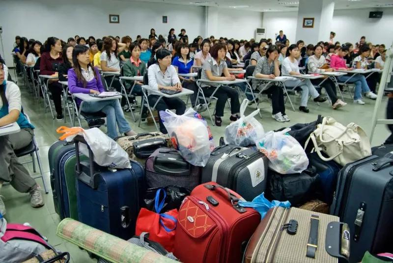 他用20年,拍下了流水线上的一代“打工人”