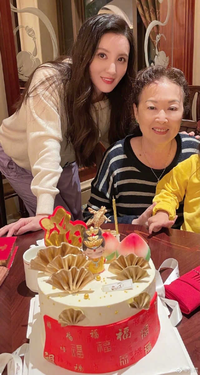 张萌被3岁女儿*力暴**戳伤鼻子，皮掀起来一块疼哭，在线求祛疤妙招