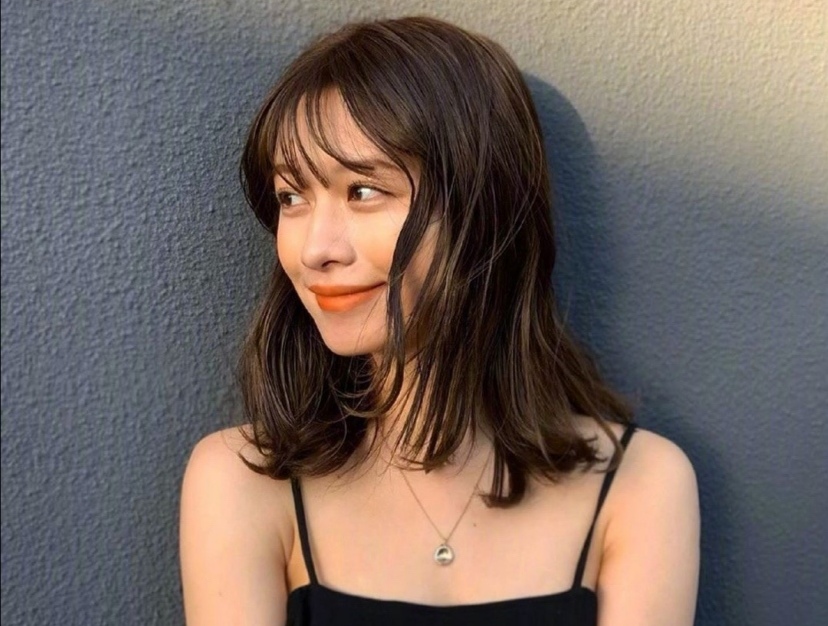 自己染发和理发店染发哪种损害小,在理发店染发和自己买染发剂