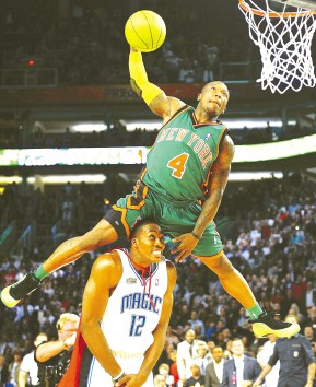 盖帽姚明、跨过霍华德、扣倒奥尼尔，活泼的小跳豆扣篮王罗宾逊