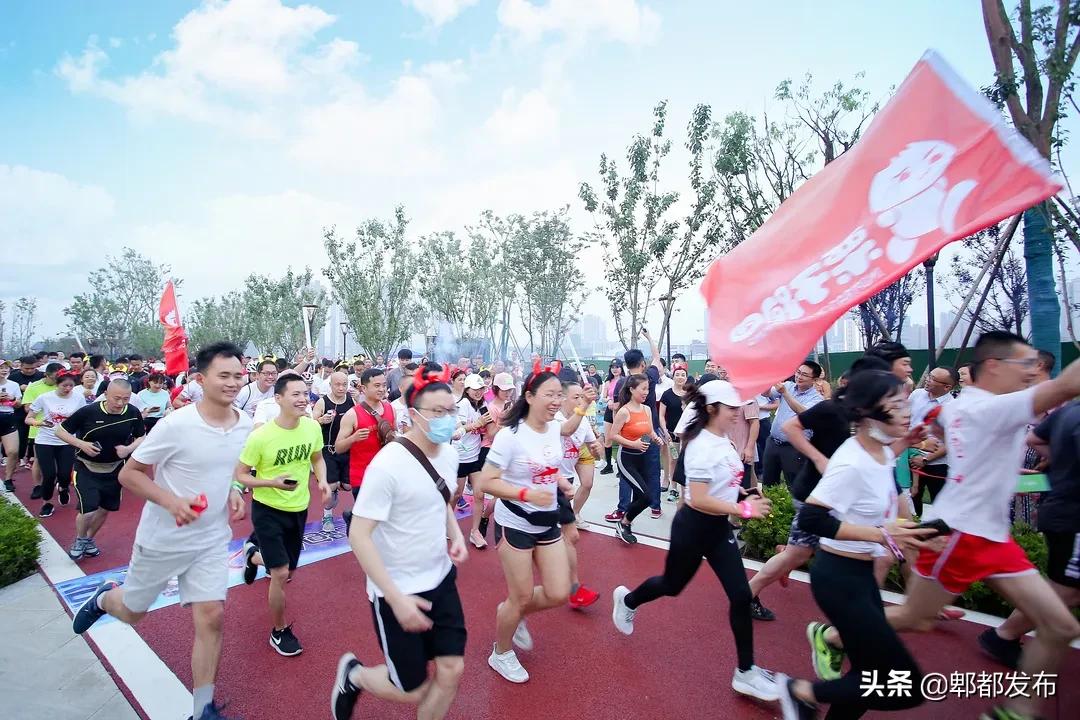 菁蓉湖荧光夜跑,郫县菁蓉湖公园夜跑