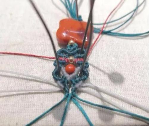 小孔转运珠编绳手链教程,2个珠子的小挂坠