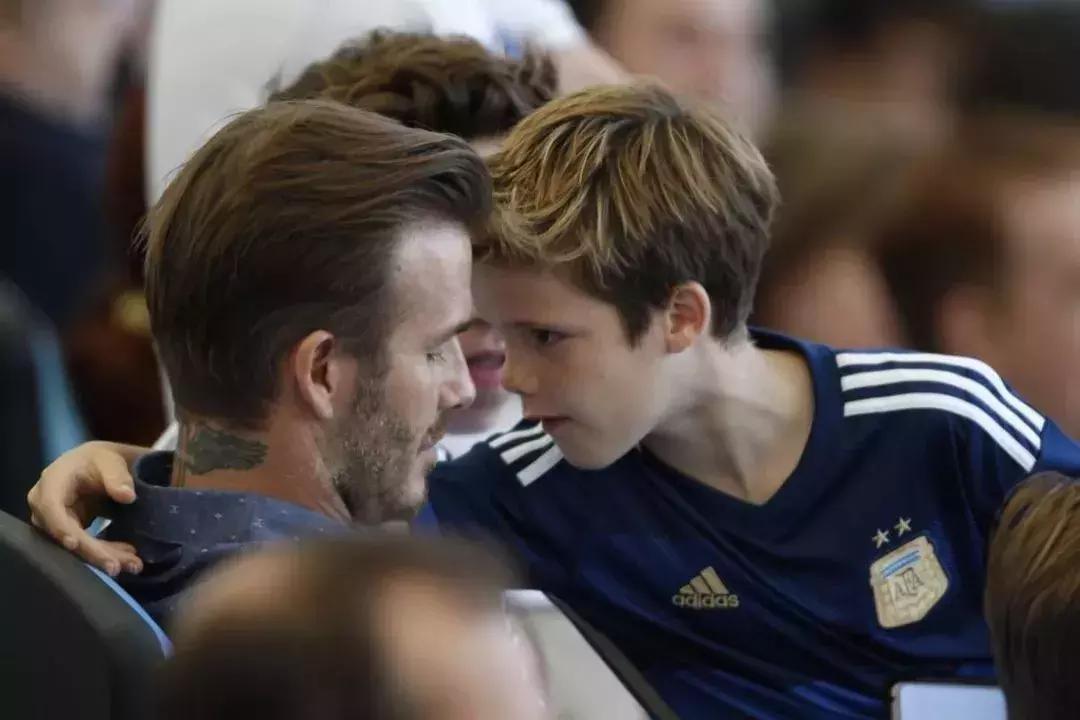 小七甜蜜献吻贝克汉姆,贝克汉姆吻小七引争议视频