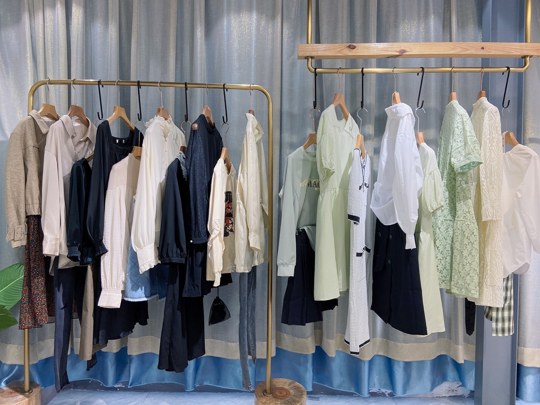 3colour三彩2021年冬款羽绒服,3colour三彩女装专卖店