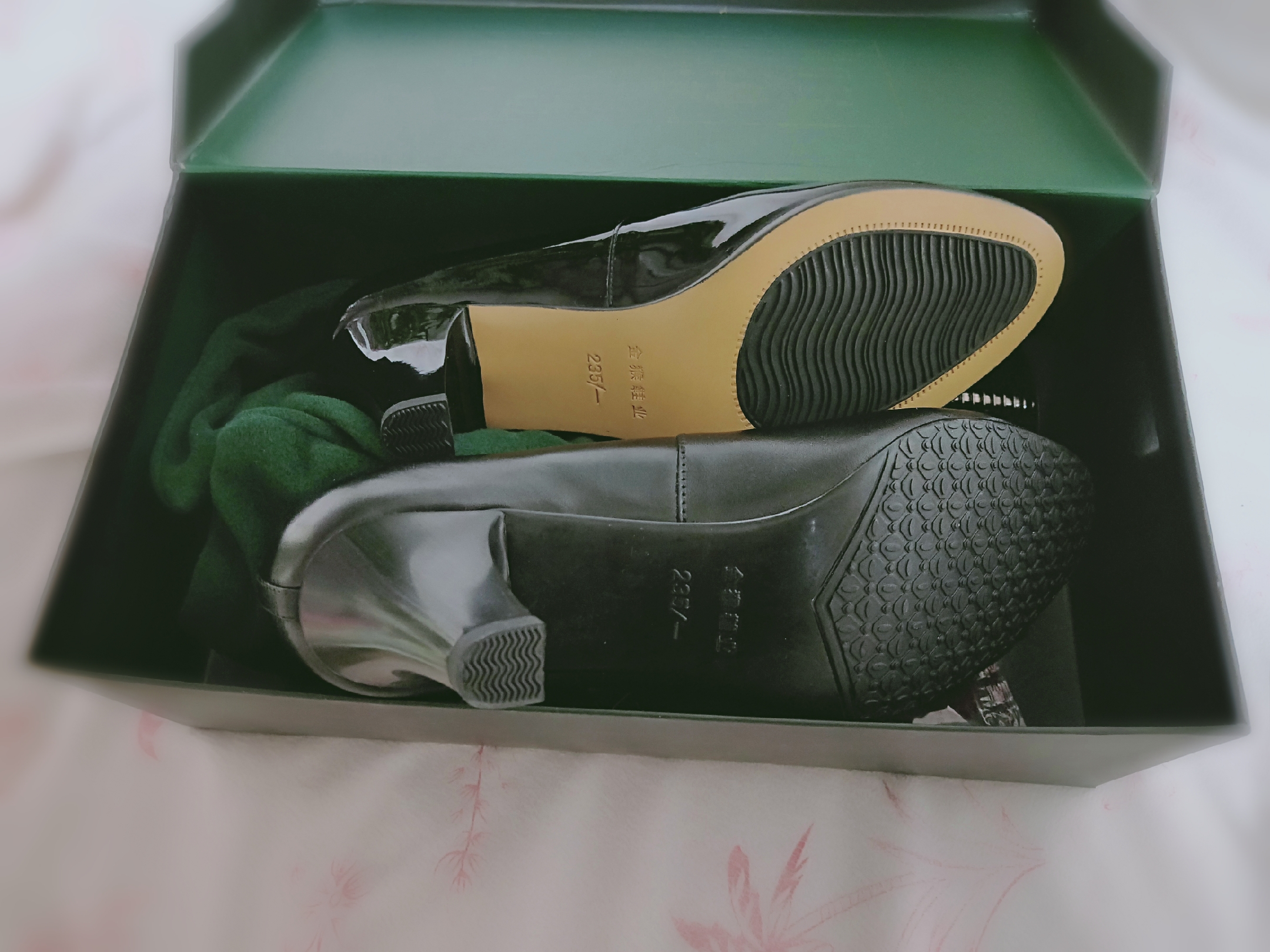 女军官常服绒皮鞋和毛皮鞋对比,女夏军官皮鞋怎么穿