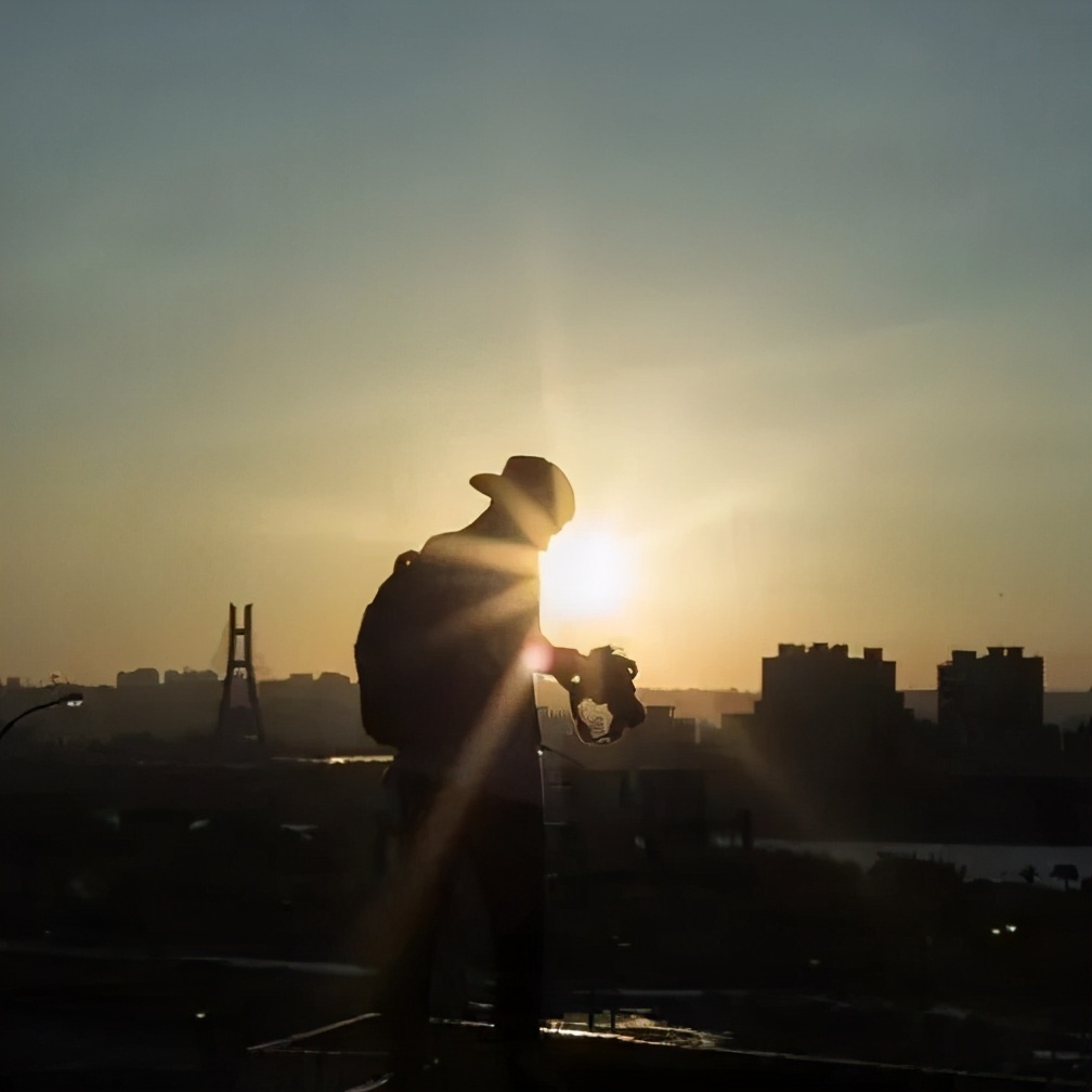 拍照姿势大全男生对镜子超清,男生在花海怎么拍照姿势好看