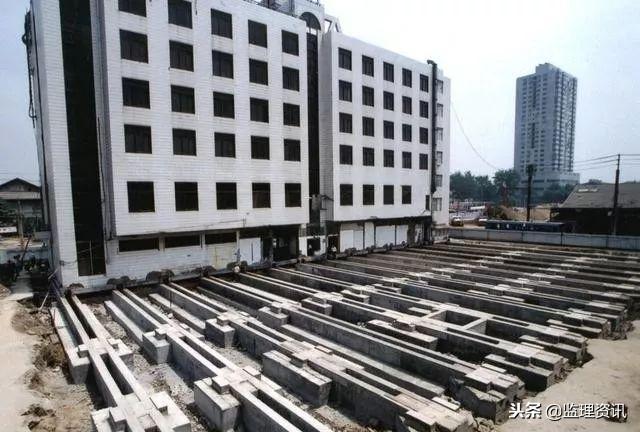 这些房子为了避免被拆的命运，也只能长腿“跑了”