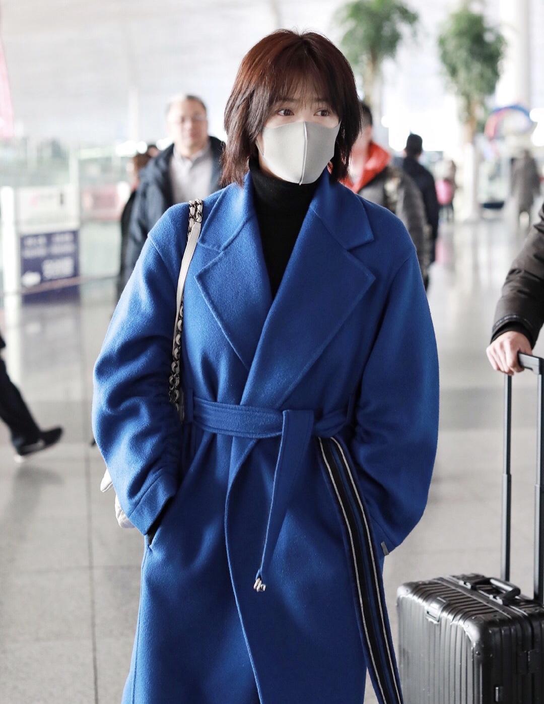 蒋欣白色西装短发造型,蒋欣身穿衬衣搭配中长发