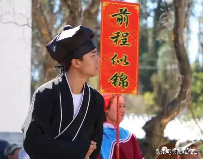 太热闹!弥勒花海、人海、车海、舞海...这些人上镜了!