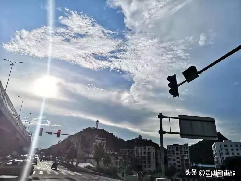 悟空踏着七彩祥云来了,贵阳上空出现七彩祥云