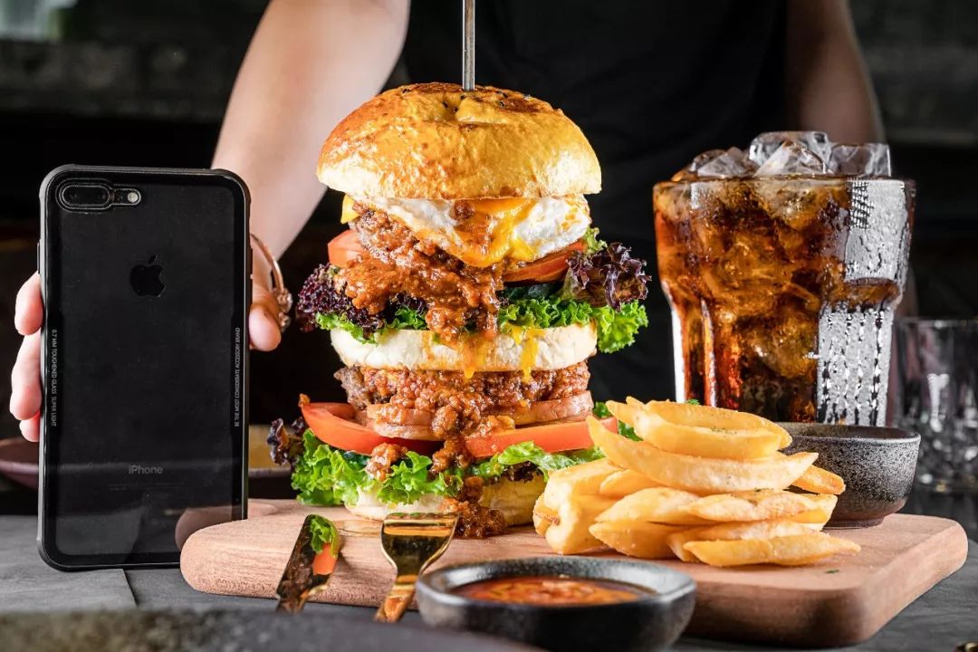 召唤佛山大胃王！足足八层高XXXXXL号大力水手汉堡，全部吃完免单