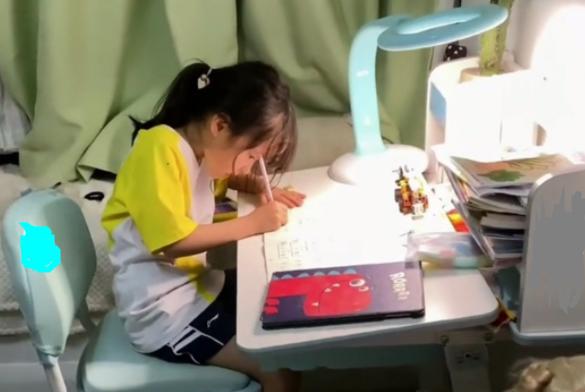 教室设置午休床,深圳一小学班级内设置午休床